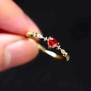NEW Beautiful Red Heart Cubic Zirconia Ring